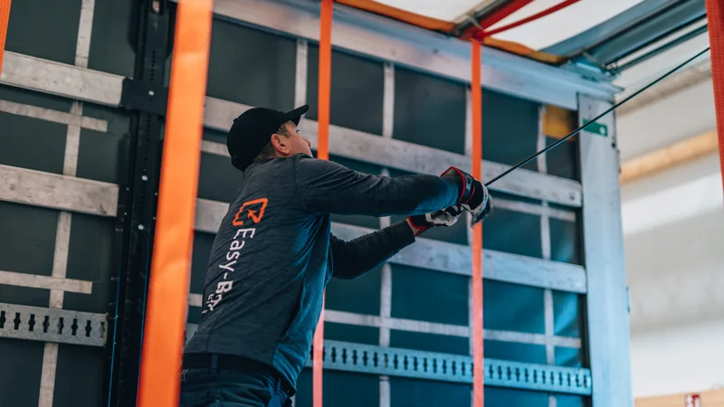 RawmanPictures - Sebastian Schiefermayr | Firmenshooting EasyBox GmbH | Mitarbeiter sichert Ladung in LKW, Transportlogistik, effiziente Frachtabwicklung, Frachtsicherung.