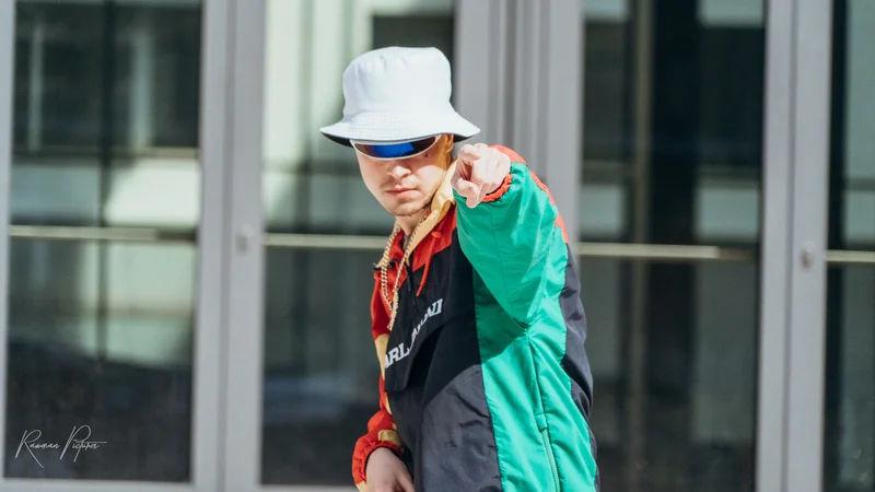 RawmanPictures - Sebastian Schiefermayr | Musikvideodreh "Flinz Asozial" | Moderner Streetstyle Fotografie: Urbane Mode, selbstbewusste Pose, lebendige Farben.