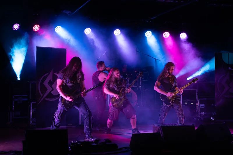 RawmanPictures - Sebastian Schiefermayr | Krampusnacht | Live-Konzert-Fotografie, Metal-Band auf Bühne, dynamische Beleuchtung, energiegeladene Performance.