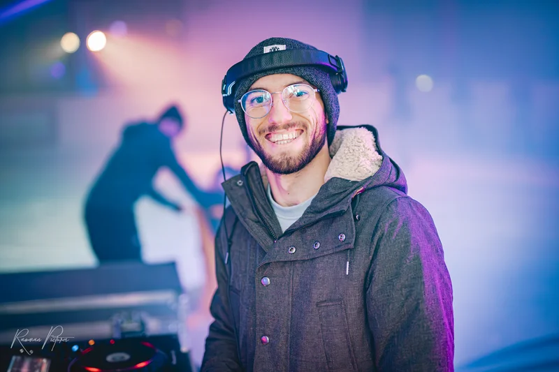 RawmanPictures - Sebastian Schiefermayr | Eisdisco Marchtrenk | DJ-Porträt auf Event: Energiegeladene Stimmung mit Lichteffekten einfangen.