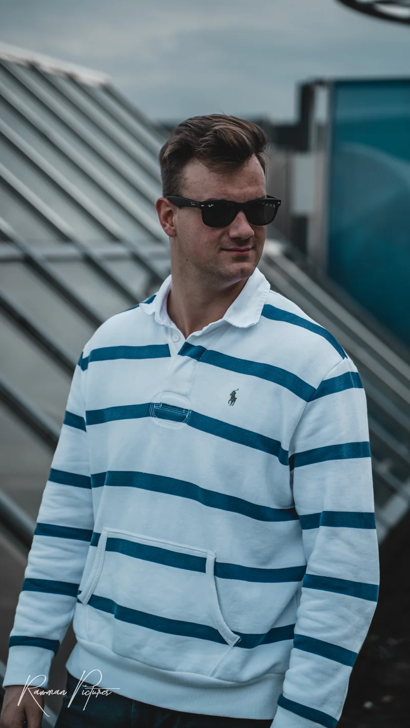 RawmanPictures - Sebastian Schiefermayr | Shooting Fabian K. | Lässige Modefotografie: Mann im gestreiften Pullover und Sonnenbrille outdoor fotografiert.