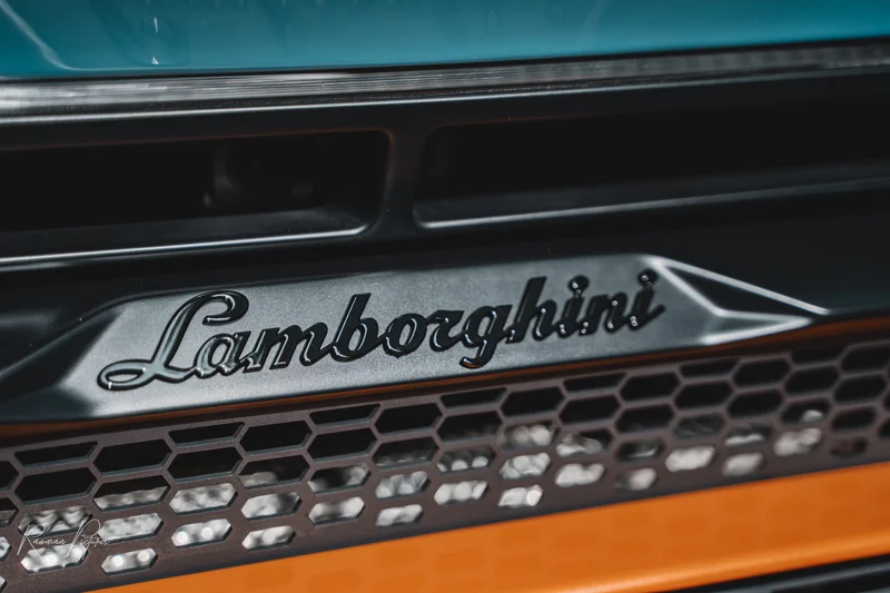 RawmanPictures - Sebastian Schiefermayr | Russnsoda Summer Closing | Luxusauto-Detailaufnahme, Lamborghini-Kühlergrill, Sportwagen-Fotografie, Exklusivität.