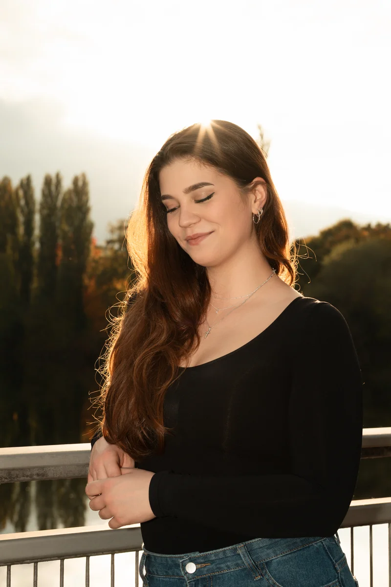 RawmanPictures - Sebastian Schiefermayr | Portraitshooting Vanessa S. | Porträtfotografie bei Sonnenuntergang am Seeufer: Natürliche Lichtstimmung einfangen.