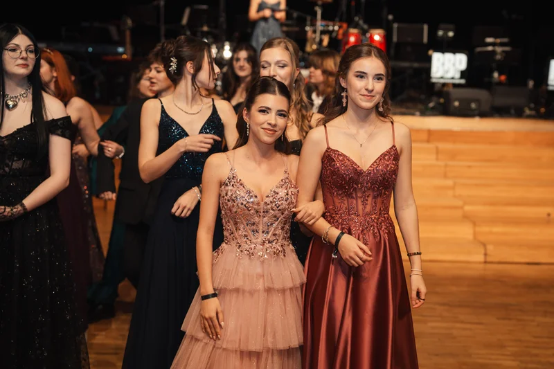 RawmanPictures - Sebastian Schiefermayr | Maturaball HTL1 | Festliche Abendgarderobe bei Abschlussball, elegante Kleider, stilvolle Eventfotografie.