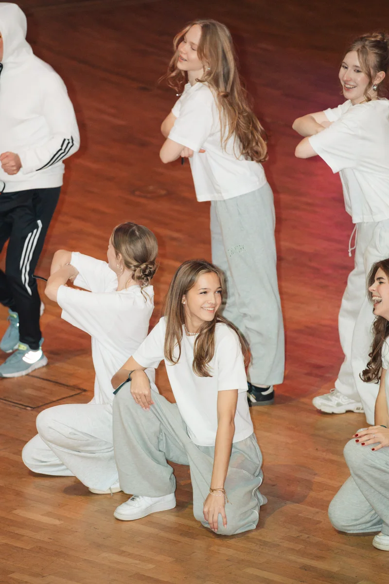 RawmanPictures - Sebastian Schiefermayr | Maturaball HTL1 | Tanzshow auf Bühne: Junges Team in urbanem Stil, Energie und Freude, Gruppenauftritt in Aktion.