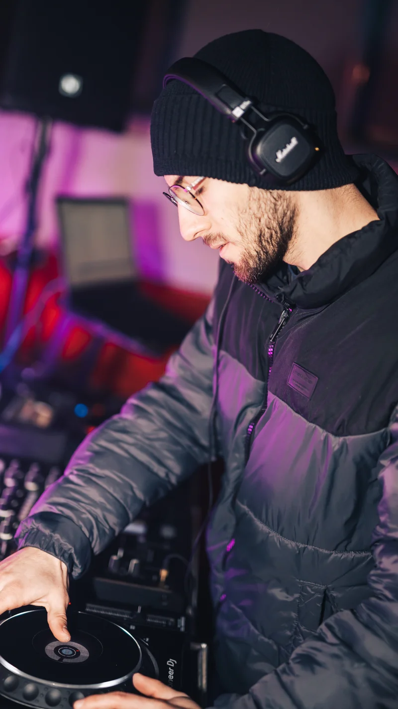 RawmanPictures - Sebastian Schiefermayr | Eisdisco Marchtrenk | DJ bei der Arbeit am Mischpult, konzentrierte Clubatmosphäre, Eventfotografie.