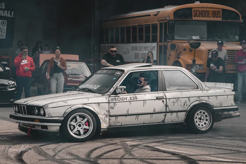 RawmanPictures - Sebastian Schiefermayr | Russnsoda Summer Closing | Drift-Event mit modifiziertem Auto, Zuschauer und dynamischer Atmosphäre, festgehalten in Action.