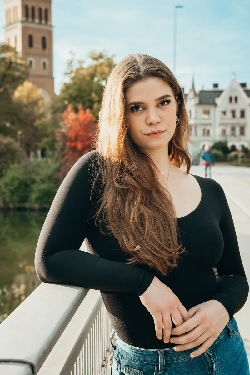 RawmanPictures - Sebastian Schiefermayr | Portraitshooting Vanessa S. | Outdoor-Porträt einer Frau in urbaner Kulisse für natürliche und stilvolle Fotografie.