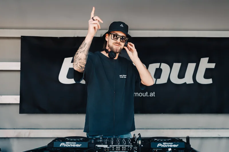 RawmanPictures - Sebastian Schiefermayr | Jay Escola b2b Nikkush | DJ performing at event with Pioneer equipment, capturing vibrant music atmosphere.