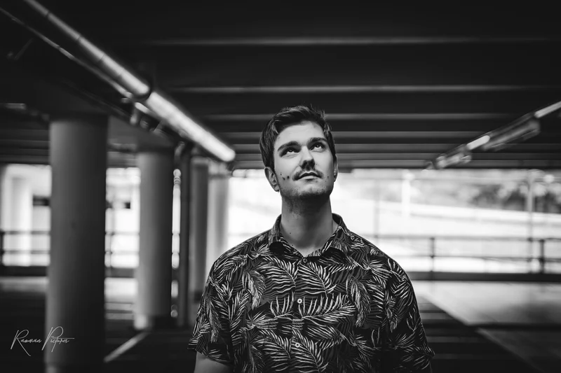 RawmanPictures - Sebastian Schiefermayr | Personal Shooting | Schwarz-weiß Portraitfotografie in urbaner Umgebung für ausdrucksstarke Momente.