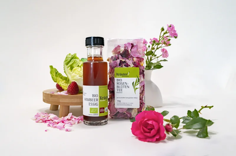 RawmanPictures - Sebastian Schiefermayr | Kräuter­manufaktur Sallmannsberg | Bio-Produktfotografie: Himbeer-Kräuter-Essig und Rosenblütentee mit frischem Gemüsearrangement.