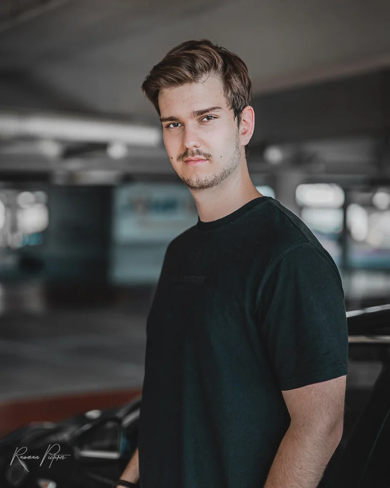 RawmanPictures - Sebastian Schiefermayr | Personal Shooting | Männliches Porträt in urbaner Umgebung – Authentische und moderne Fotografie.