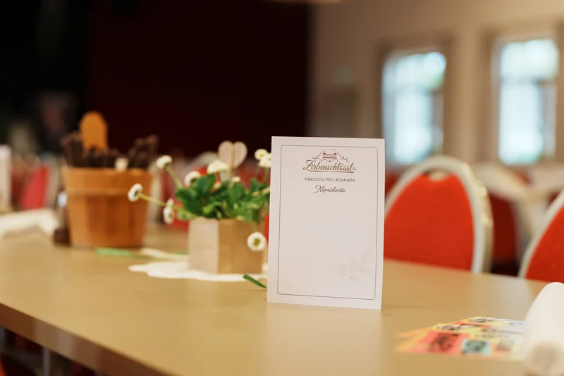 RawmanPictures - Sebastian Schiefermayr | Solong - Charity Event | Elegante Tischdekoration für besondere Anlässe, perfekte Atmosphäre für Ihre Feier.