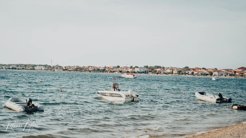 RawmanPictures - Sebastian Schiefermayr | Maturareise Kroatien | Boote am Strand, malerische Küstenfotografie, idyllische Meerlandschaft, Urlaub am Wasser.