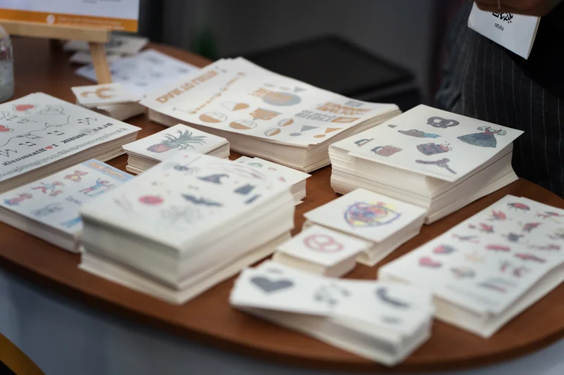 RawmanPictures - Sebastian Schiefermayr | Marke[ding] Wels | Bunte Sticker auf Tisch, Messe, kreative Designs, Kunsthandwerk, individuelles Branding.