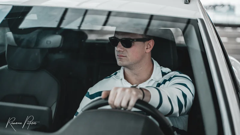 RawmanPictures - Sebastian Schiefermayr | Shooting Fabian K. | Mann in Auto mit Sonnenbrille, Porträtfotografie, moderner urbaner Stil.