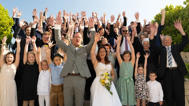 RawmanPictures - Sebastian Schiefermayr | Hochzeit Traude & Gerhard | Hochzeitsgesellschaft in Freude: Gruppenfoto im Freien – Hochzeitsfotografie perfekt!