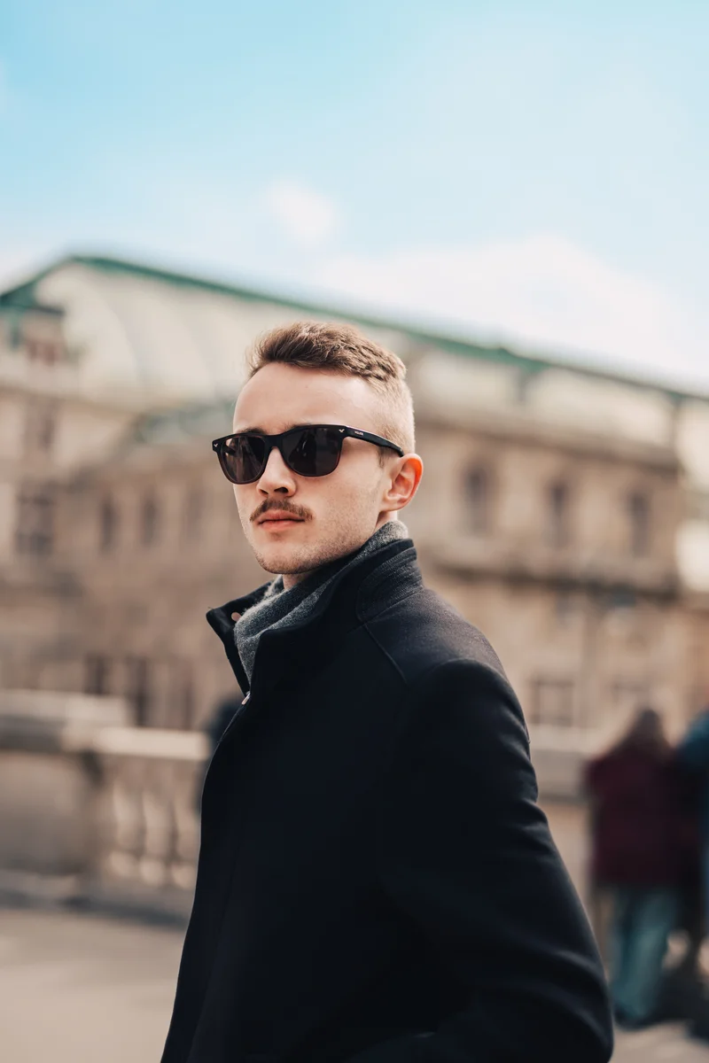 RawmanPictures - Sebastian Schiefermayr | Daytrip Wien | Junger Mann im Freien, stilvolles Porträt, urbaner Hintergrund, Street Photography.