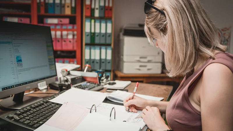 RawmanPictures - Sebastian Schiefermayr | Sägewerk Löberbauer | Büroarbeit Fotografie: Fokus auf Organisation und Effizienz im modernen Büroalltag.