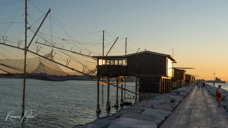 RawmanPictures - Sebastian Schiefermayr | Chioggia 2022 | Romantischer Sonnenuntergang am Meer: Perfekte Küstenfotografie mit architektonischem Fokus.