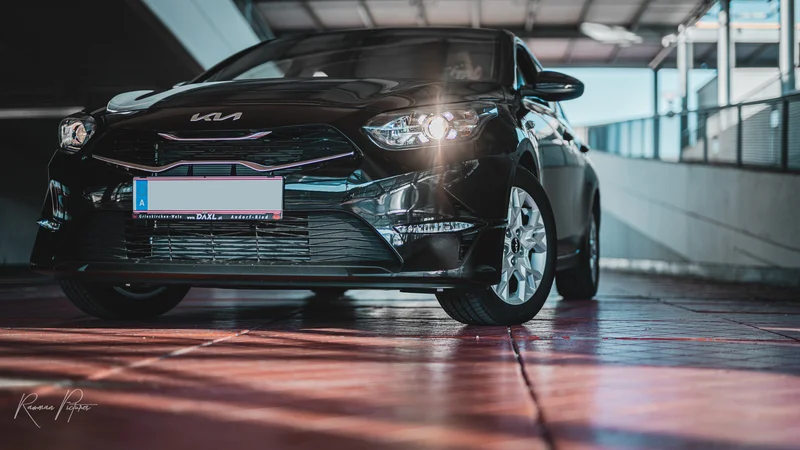 RawmanPictures - Sebastian Schiefermayr | Personal Shooting | Modernes Auto im Parkhaus, stilvolles Design, professionelle Autofotografie.