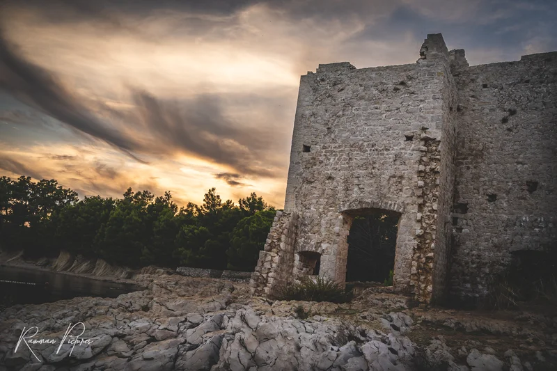 RawmanPictures - Sebastian Schiefermayr | Maturareise Kroatien | Mittelalterliche Burgruine vor dramatischem Sonnenuntergang, Fotografie der Natur und Geschichte.