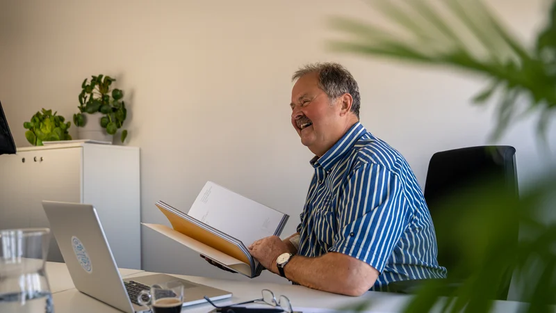 RawmanPictures - Sebastian Schiefermayr | Shooting Johannes Kaindlstorfer | Professioneller Geschäftsmann im Büro, produktives Arbeiten, geschäftliche Besprechung.