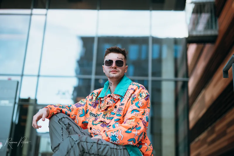 RawmanPictures - Sebastian Schiefermayr | Musikvideodreh "Flinz Asozial" | Street Fashion Fotografie, stilvoll gekleideter Mann vor moderner Architektur.