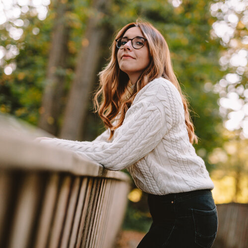 RawmanPictures - Sebastian Schiefermayr | Shooting Sophie N. | Portraitfotografie im Herbstlicht: Person auf Brücke im Wald. Natürliche Umgebung und Lichtspiel.