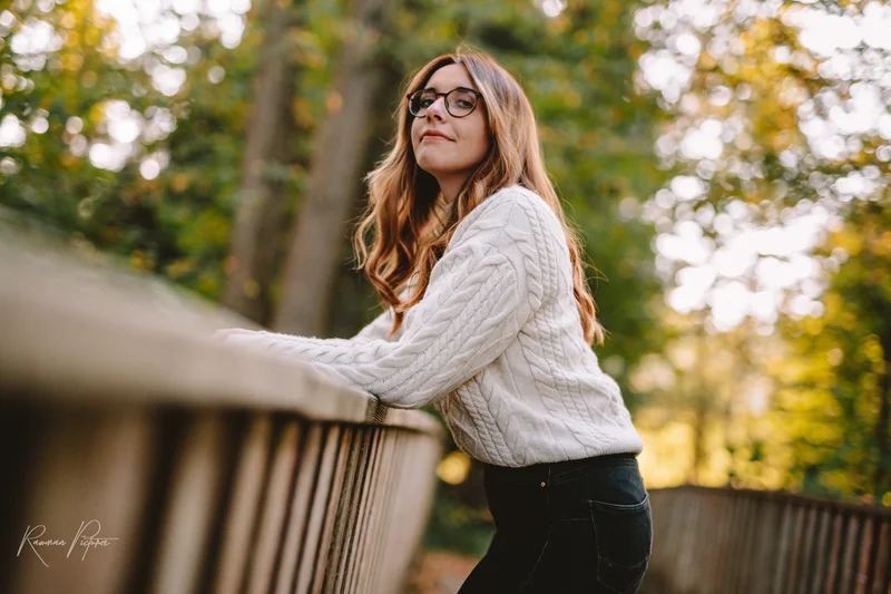 RawmanPictures - Sebastian Schiefermayr | Shooting Sophie N. | Portraitfotografie im Herbstlicht: Person auf Brücke im Wald. Natürliche Umgebung und Lichtspiel.