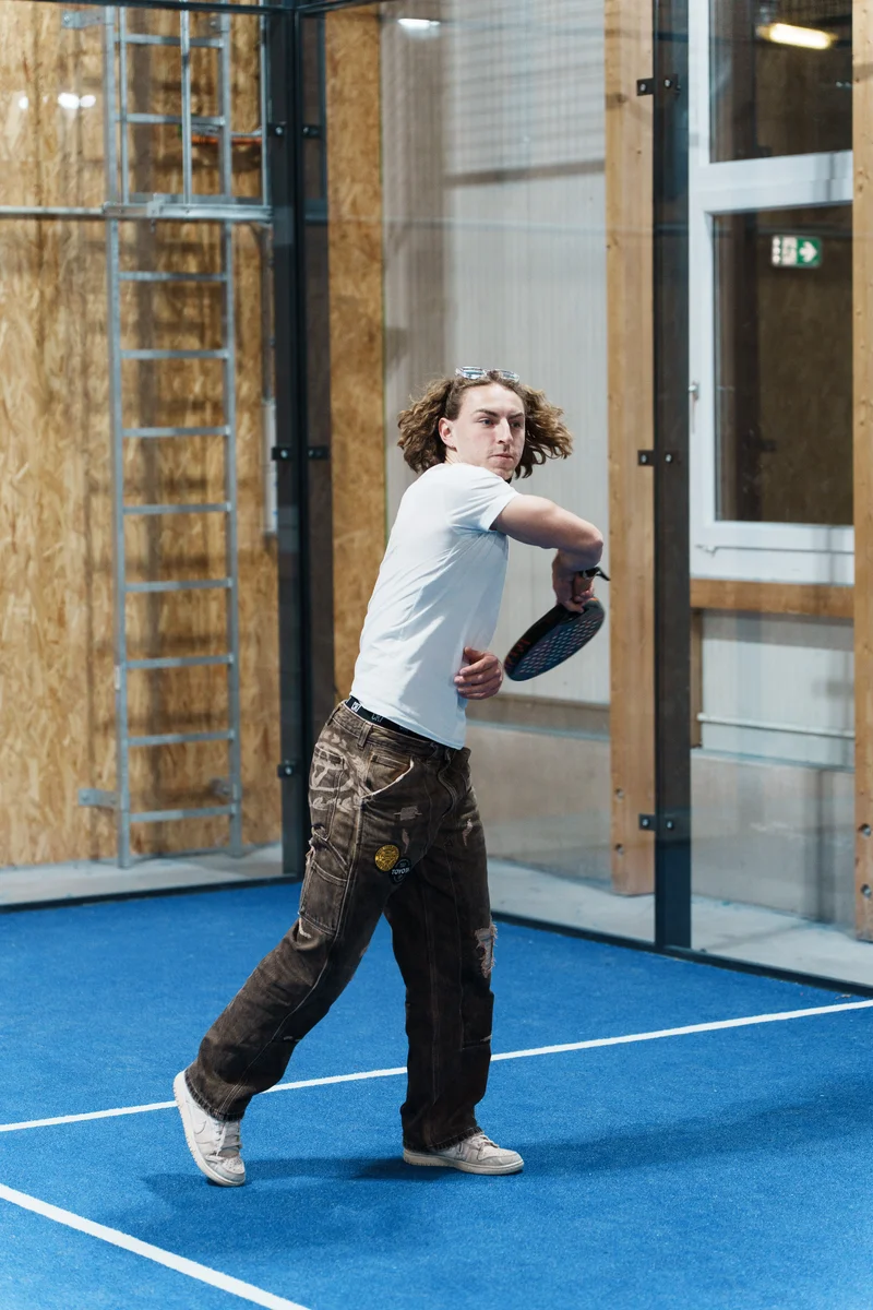 RawmanPictures - Sebastian Schiefermayr | Padelbase Videodreh | Padel-Tennis-Spieler in Action auf Indoor-Platz für dynamische Sportfotografie.