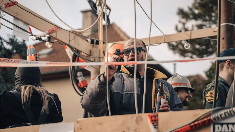 RawmanPictures - Sebastian Schiefermayr | Faschingsumzug Weißkirchen | Bauarbeiter bei der Arbeit an einer Baustelle, Zusammenarbeit, Präzision, Teamarbeit im Freien.