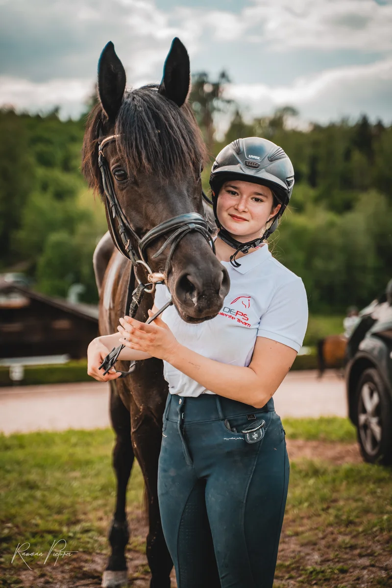 RawmanPictures - Sebastian Schiefermayr | Vielseitigkeits­turnier | Junge Reiterin mit Pferd in idyllischer Landschaft. perfekte Outdoor-Fotografie für Reitsport.