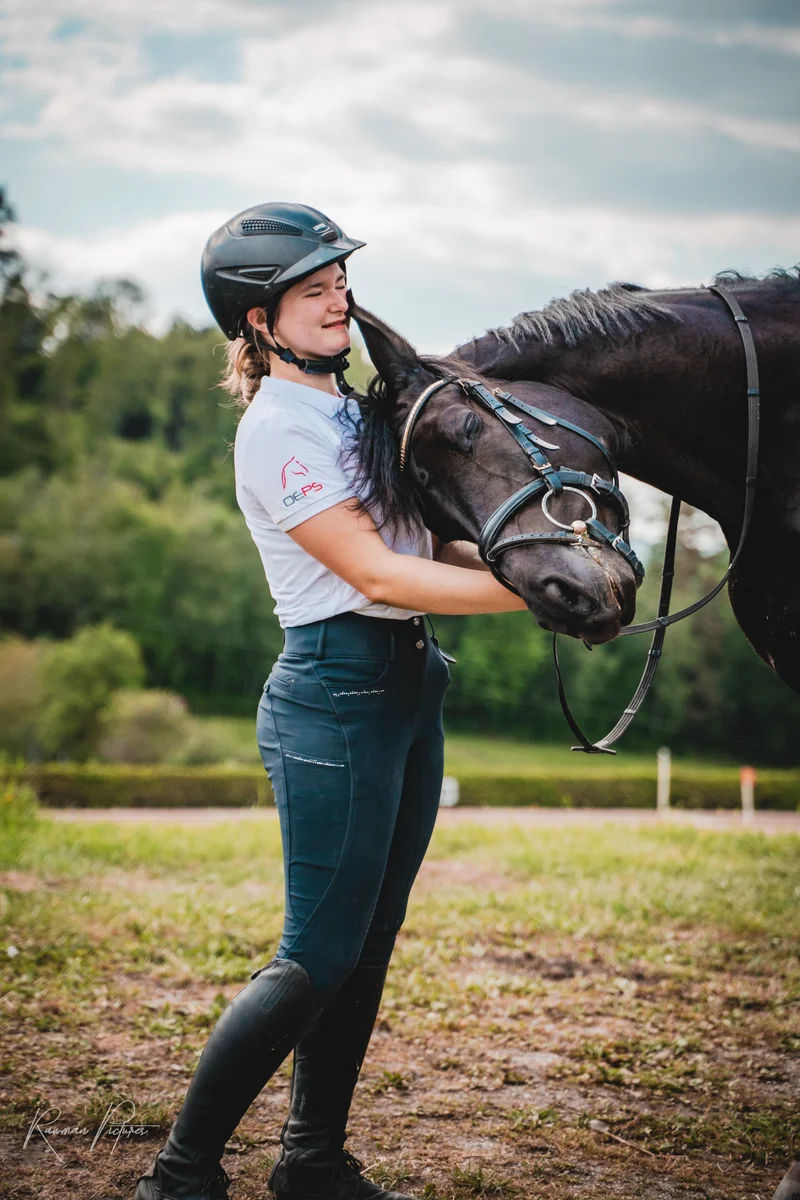 RawmanPictures - Sebastian Schiefermayr | Vielseitigkeits­turnier | Reitfotografie: Inniger Moment zwischen Reiterin und Pferd in natürlicher Umgebung.