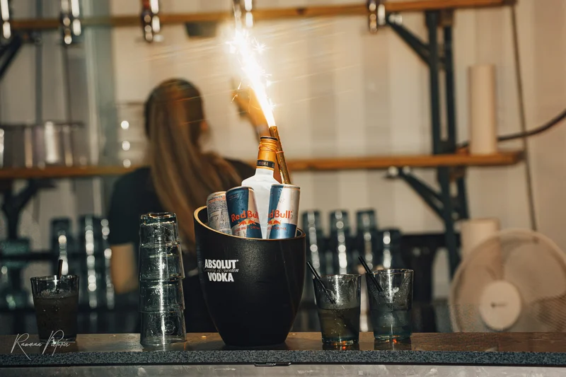 RawmanPictures - Sebastian Schiefermayr | Stadtfest-Marchtrenk  | Cocktailbar-Highlight: Funkelnde Drinks im Nachtleben, perfekte Partyatmospäre einfangen.