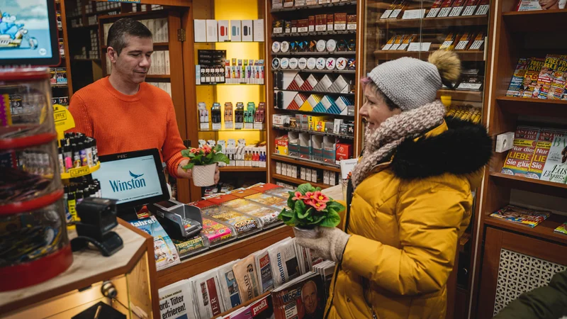 RawmanPictures - Sebastian Schiefermayr | Valentinsaktion Marchtrenk | Gemütlicher Kiosk voller Zeitschriften und Tabakwaren, Begegnung zwischen Verkäufer und Kundin.