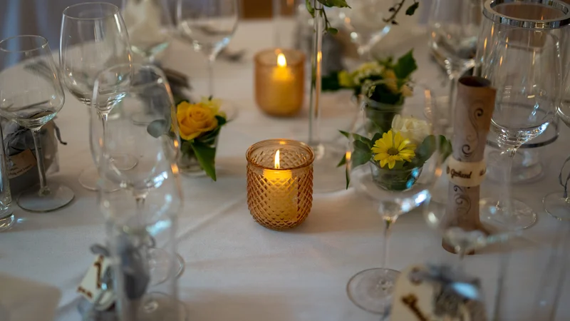 RawmanPictures - Sebastian Schiefermayr | Hochzeit Traude & Gerhard | Elegante Tischdekoration mit Kerze und Blumen für Hochzeitsfotografie.