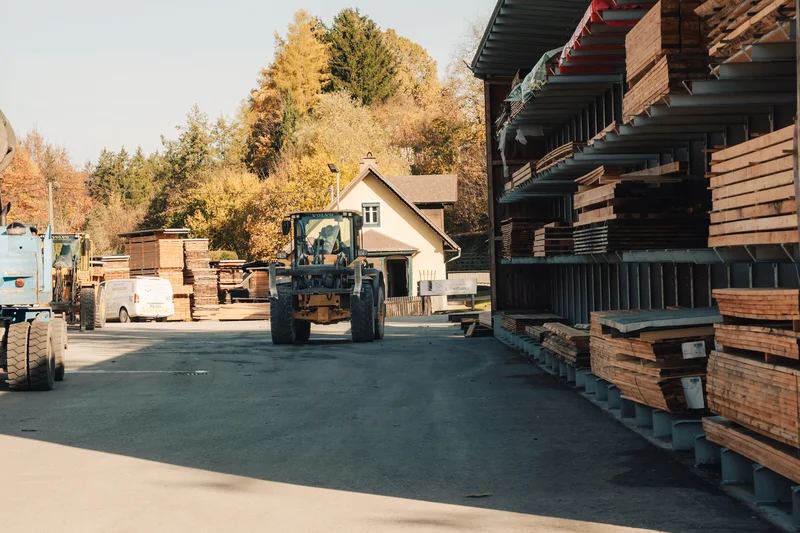 RawmanPictures - Sebastian Schiefermayr | Sägewerk Löberbauer | Industriegelände, Holzlager, Bagger, Herbstlandschaft, Außenaufnahme, Baustoffe, Logistikfotografie.
