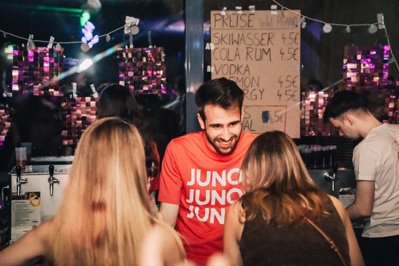 RawmanPictures - Sebastian Schiefermayr | JKU Mensafest | Party-Nachtleben; Bar-Atmosphäre; stimmungsvolle Eventfotografie; Menschen und Lichter.