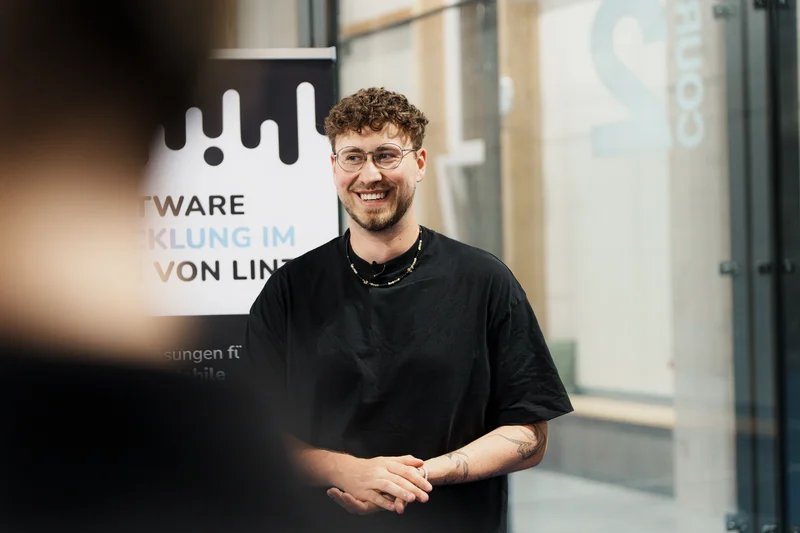 RawmanPictures - Sebastian Schiefermayr | Padelbase Videodreh | Professionelles Event-Shooting eines Vortragenden mit moderner Inneneinrichtung.