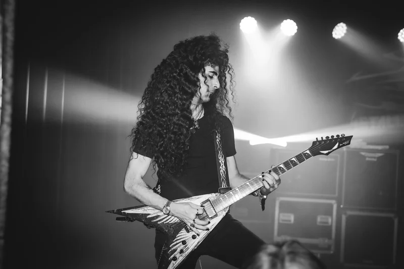 RawmanPictures - Sebastian Schiefermayr | Krampusnacht | Schwarz-Weiß-Fotografie eines Gitarristen auf der Bühne, Konzertfotografie, Live-Musik-Event.