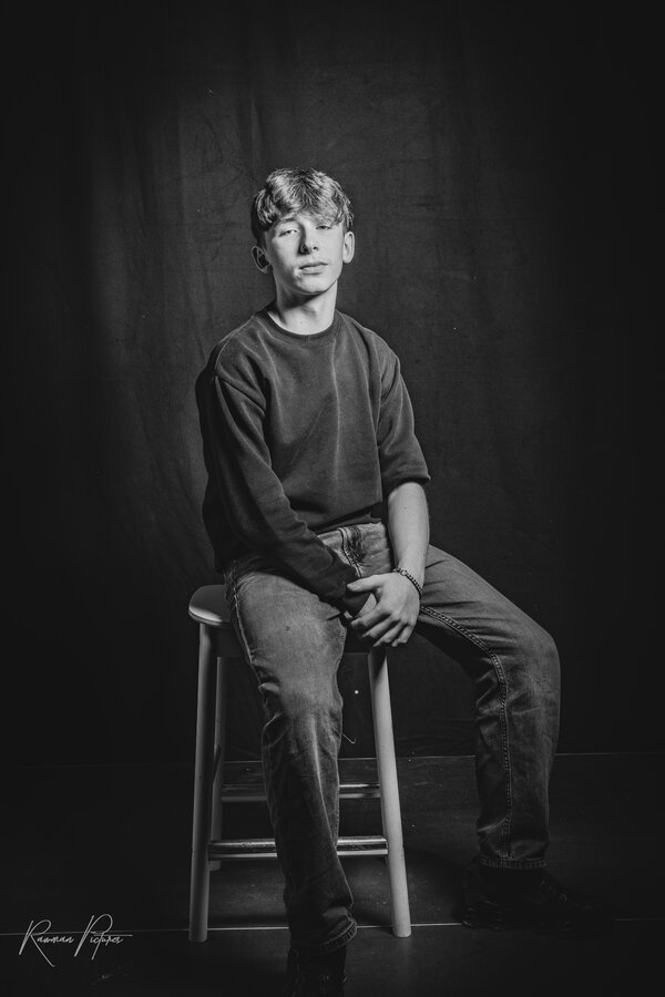 RawmanPictures - Sebastian Schiefermayr | Shooting OZON | Schwarz-Weiß-Porträt: Klassische Studiofotografie, sinnliche Beleuchtung, sitzender Mann.