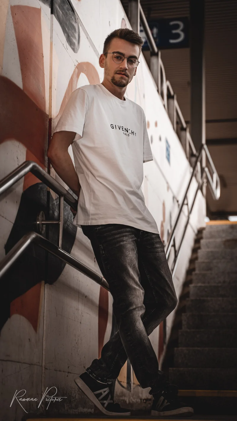 RawmanPictures - Sebastian Schiefermayr | Shooting Philipp B. | Portraitfotografie im urbanen Setting, moderne Lifestyle-Stimmung.