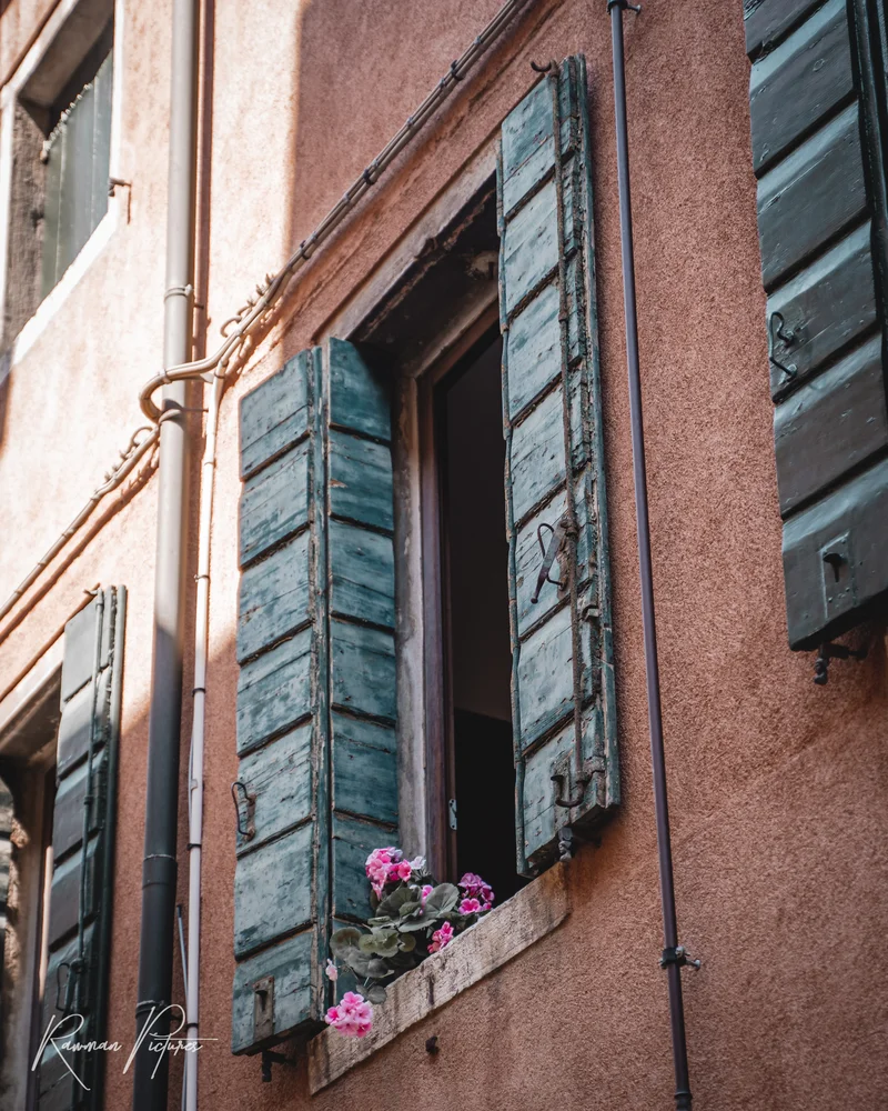 RawmanPictures - Sebastian Schiefermayr | Chioggia 2022 | Rustikale Fensterläden, antikes Gebäude, mediterraner Charme, stimmungsvolle Architektur, Fotografie.