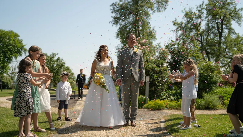 RawmanPictures - Sebastian Schiefermayr | Hochzeit Traude & Gerhard | Romantische Hochzeitsfotografie im Freien mit Blumen und Konfetti. Perfekte Momente festhalten.