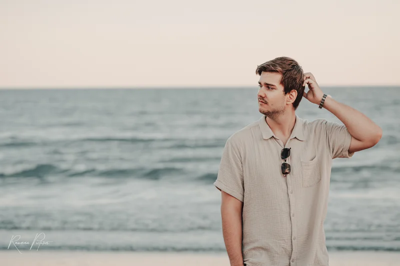 RawmanPictures - Sebastian Schiefermayr | Urlaub Jesolo | Portraitfotografie am Strand bei Sonnenuntergang – natürliche und entspannte Atmosphäre.