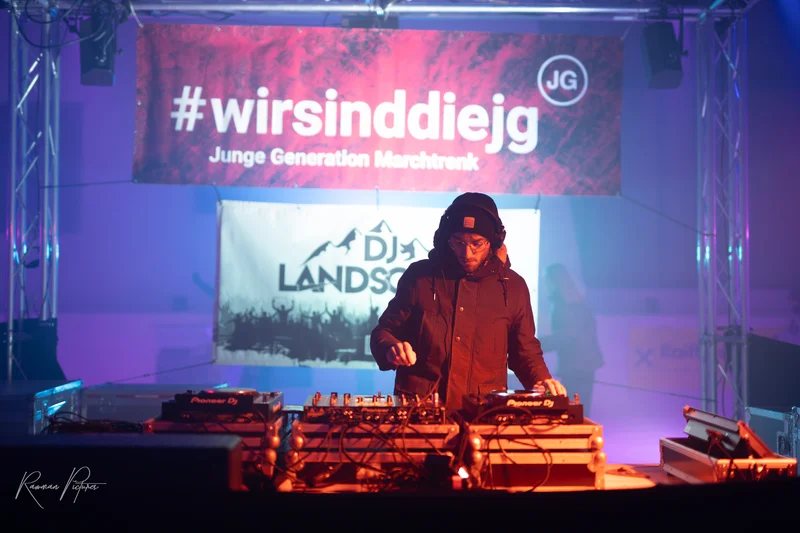 RawmanPictures - Sebastian Schiefermayr | Eisdisco Marchtrenk | DJ-Event: Nachtaufnahme, dynamische Lichteffekte, Eventfotografie, Party-Atmosphäre.