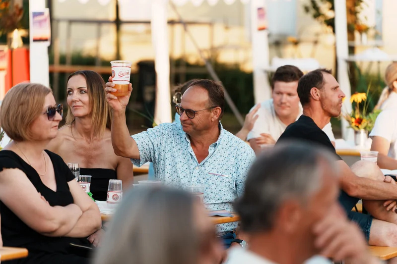 RawmanPictures - Sebastian Schiefermayr | Singkreis-Sundowner  | Menschen genießen geselliges Beisammensein im Freien bei einem sommerlichen Event.