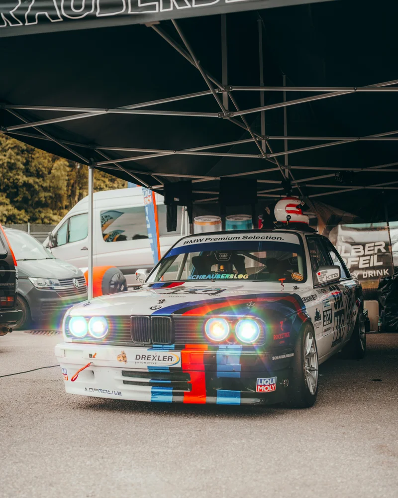 RawmanPictures - Sebastian Schiefermayr | Motortag Salzburg 2025 | Rennwagen unter Zelt, Motorsportfotografie, Eventfotograf, BMW, Rennstrecke, Fahrzeugfoto.