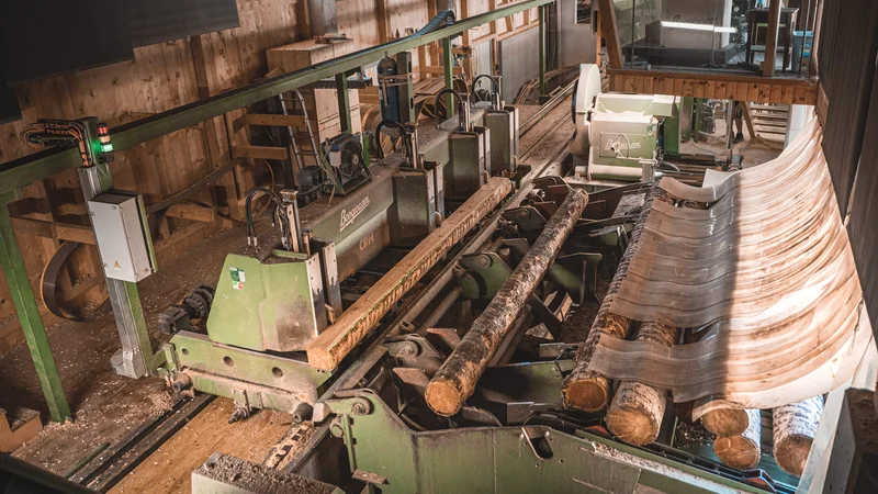 RawmanPictures - Sebastian Schiefermayr | Sägewerk Löberbauer | Holzbearbeitung in der Sägewerkhalle – moderne Maschinentechnologie in der Holzbearbeitung.
